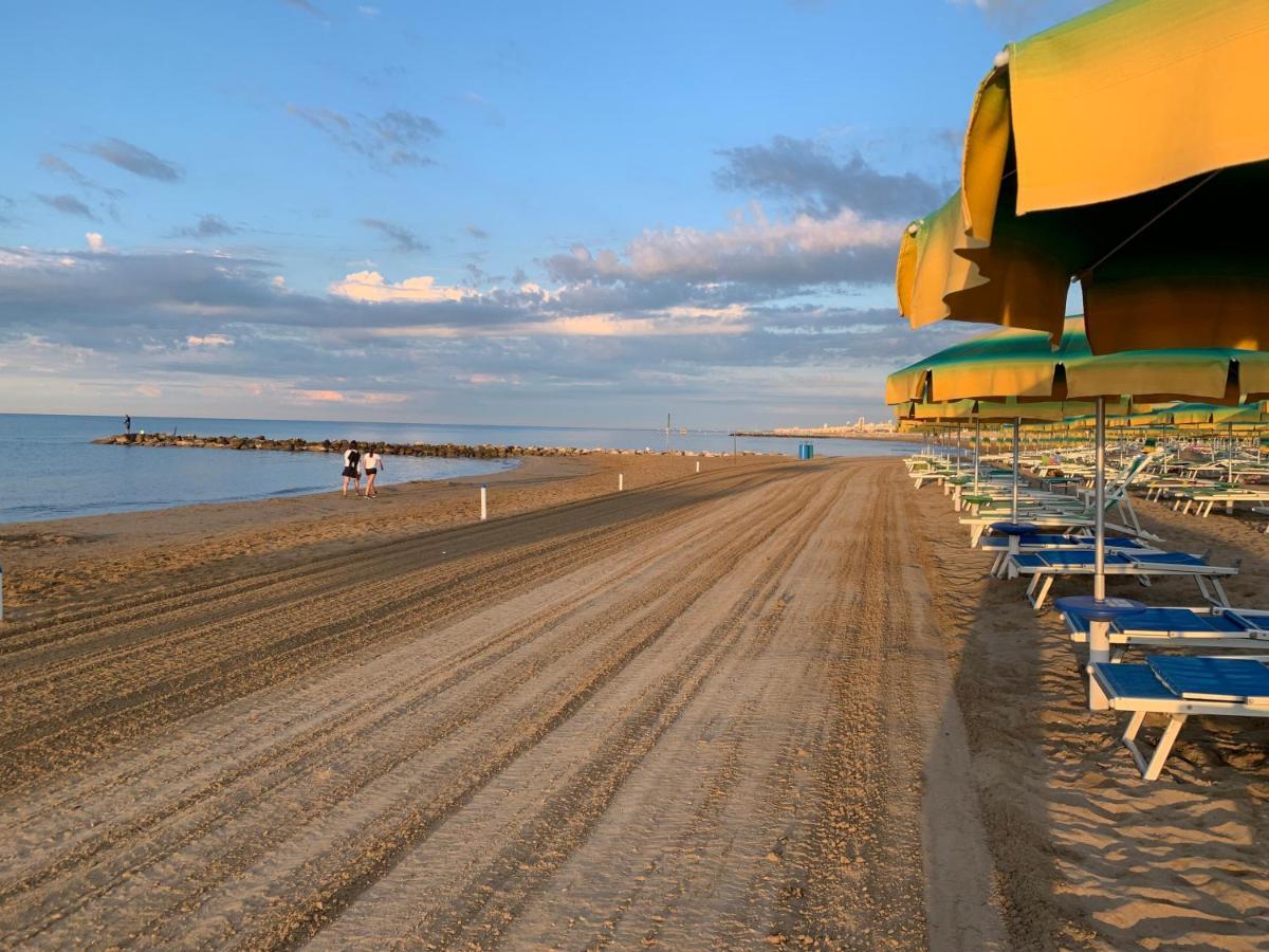 Hotel Beau Rivage Pineta Lido di Jesolo Buitenkant foto