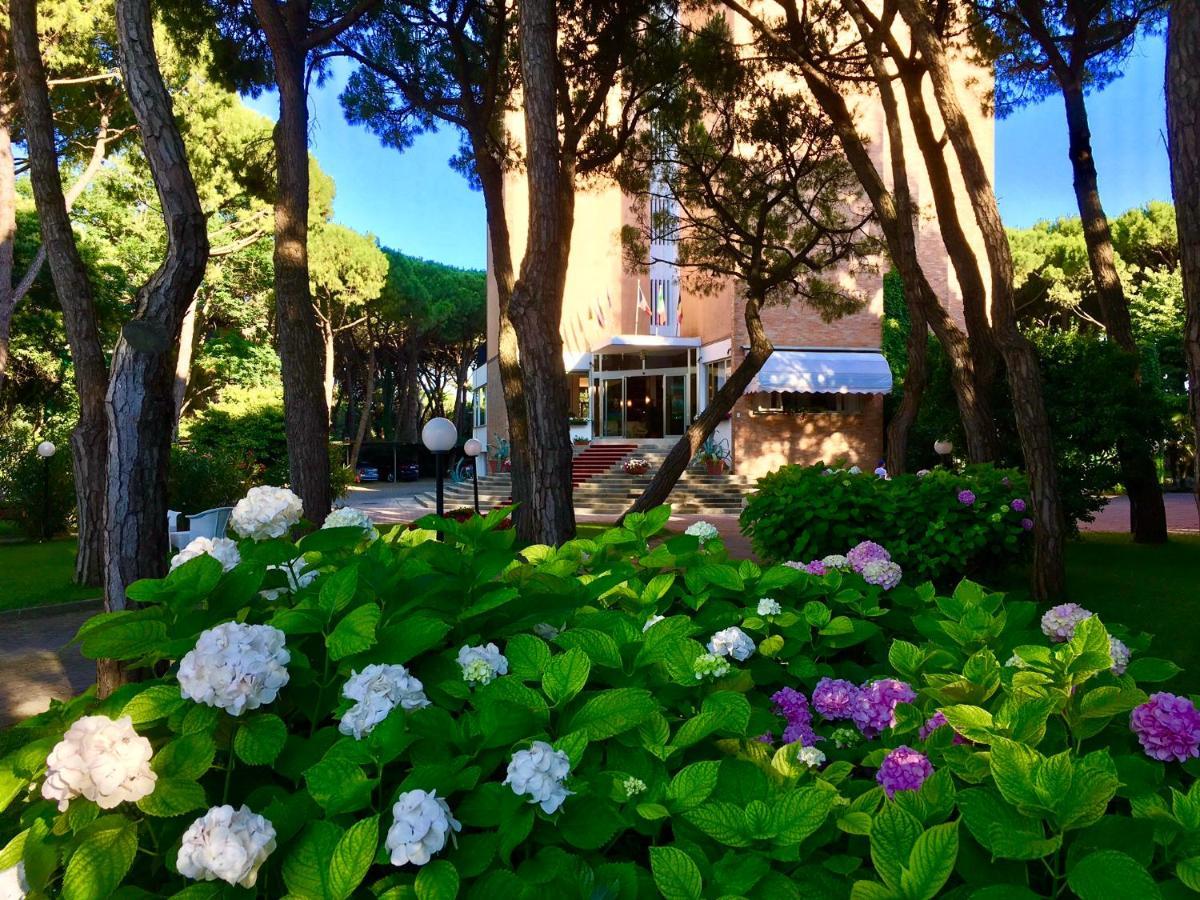 Hotel Beau Rivage Pineta Lido di Jesolo Buitenkant foto