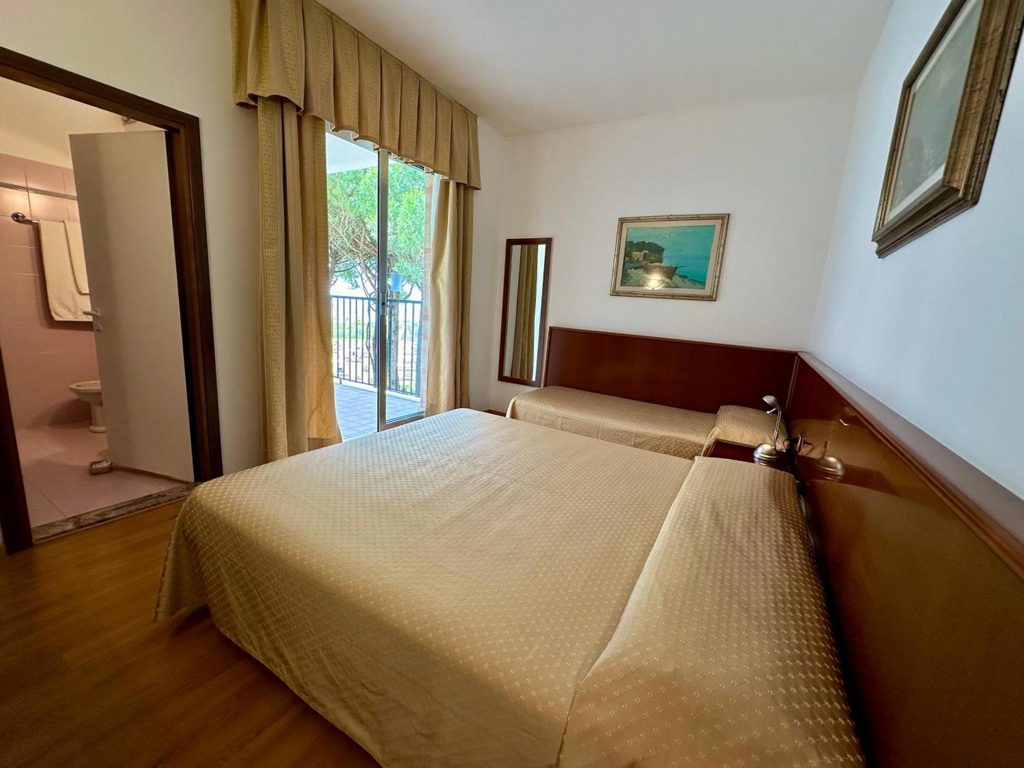Hotel Beau Rivage Pineta Lido di Jesolo Buitenkant foto