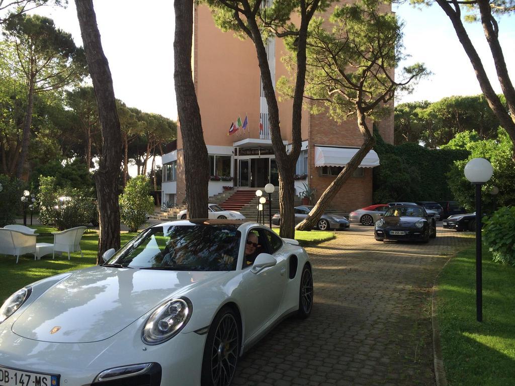 Hotel Beau Rivage Pineta Lido di Jesolo Buitenkant foto